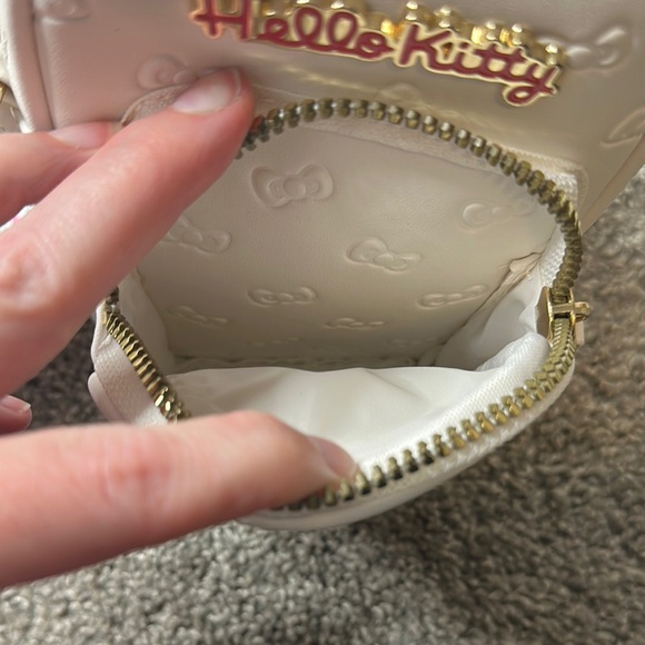 NWT Hello Kitty White Mini Crossbody Bag with Iconic Design - Picture 6 of 7